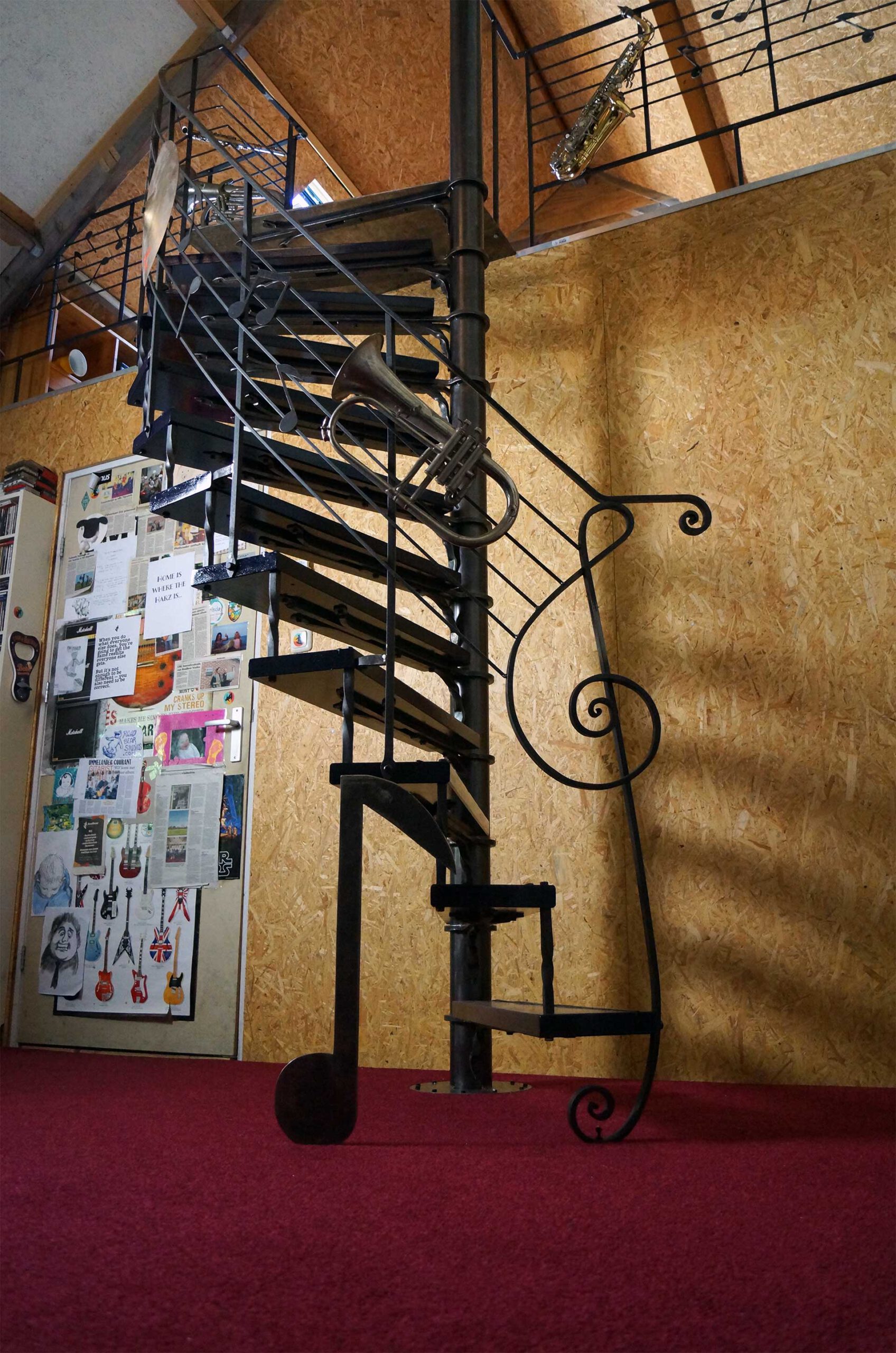 Ruimtebesparende trap ambachtelijk smeedwerk kunst muzikale trap