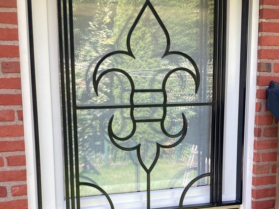 Raamroosters met Franse lelie