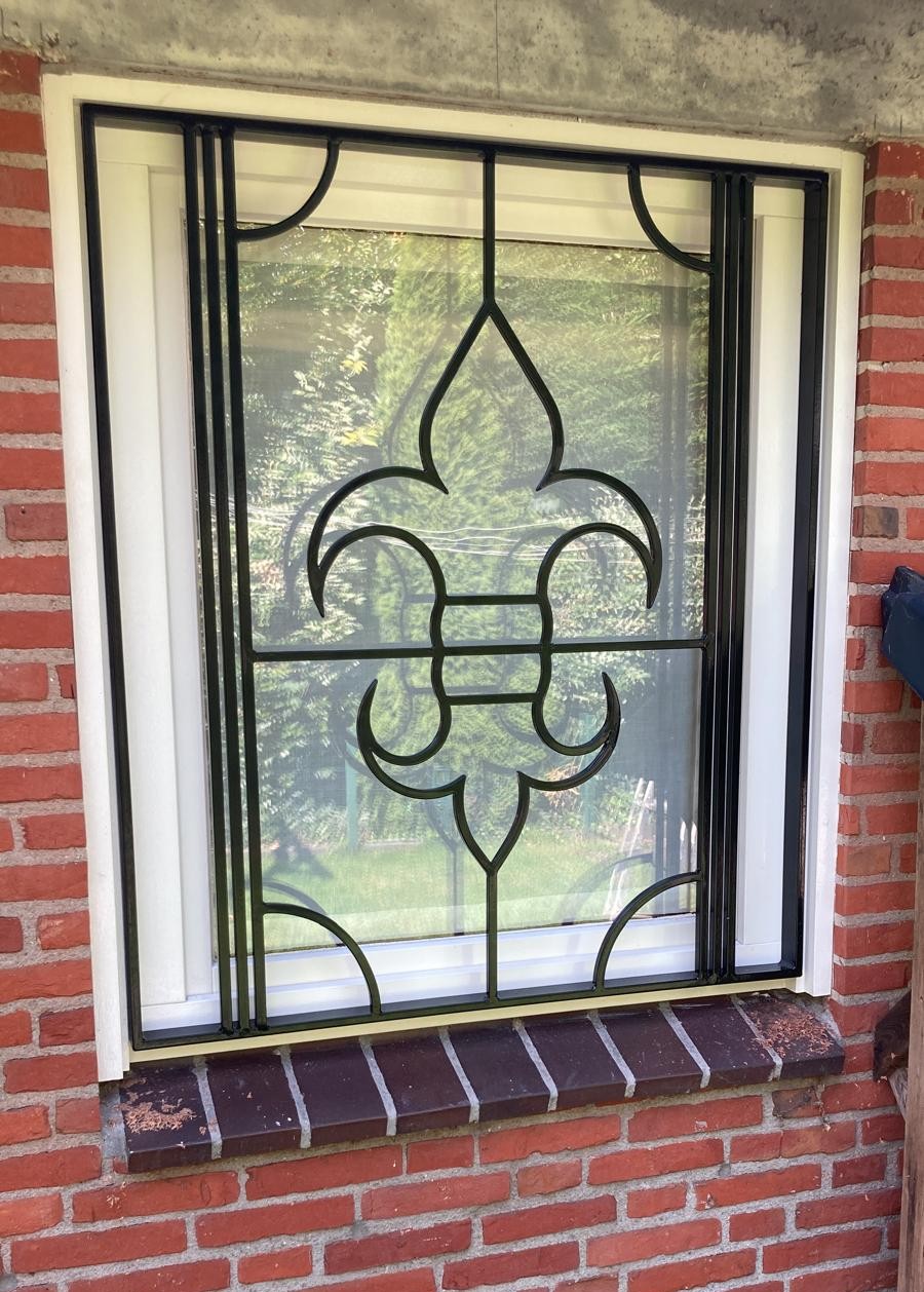 Raamroosters met Franse lelie